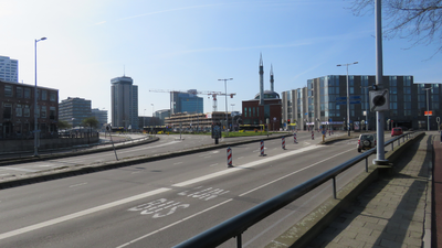 829631 Gezicht op het Westplein te Utrecht, van bij de Daalsetunnel, met links het NH-Hotel (Jaarbeursplein 24) en in ...